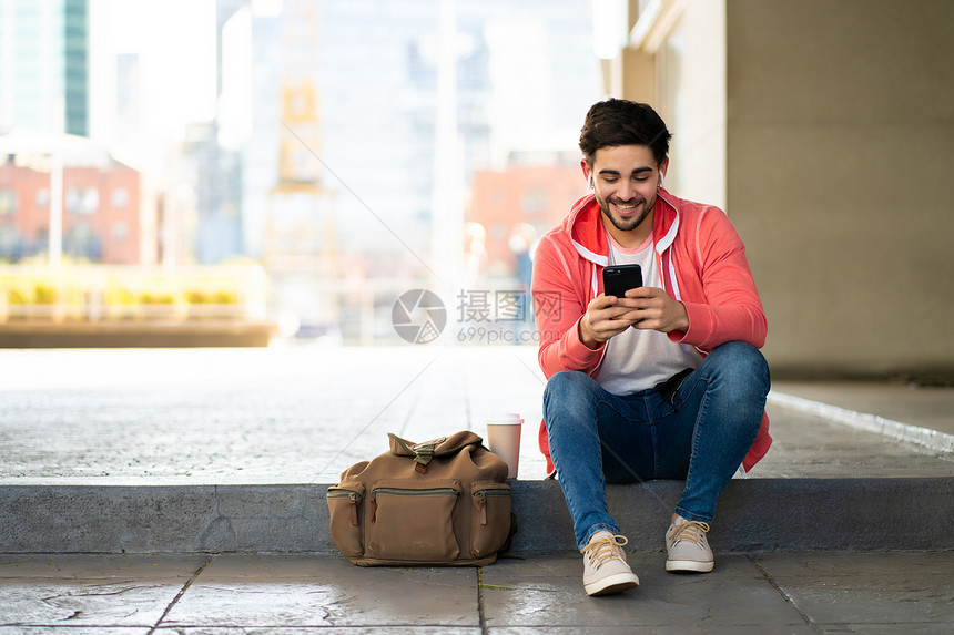 年轻人在街上户外使用手机时的肖像图片