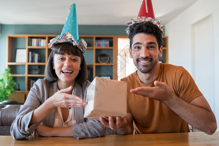 一对年轻夫妇庆祝生日的肖像背景图片