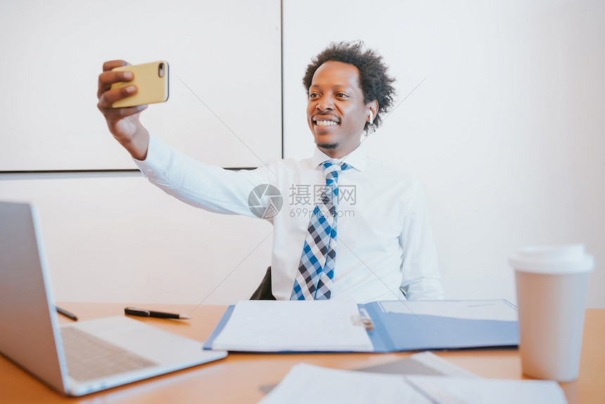 专业商人在办公室工作时用手机拍自商业概念图片