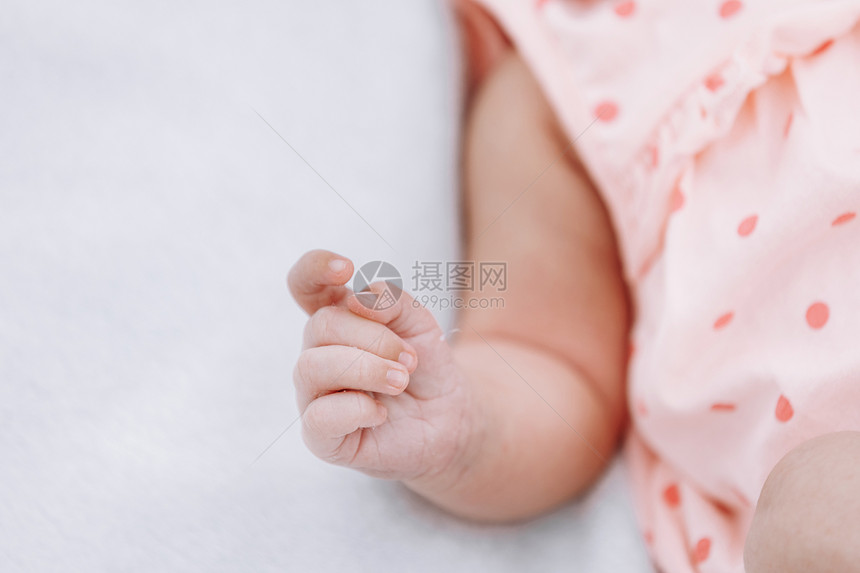 新生儿女婴在户外的白毯子上被关闭母和儿童概念选择重点图片