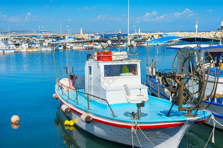 在阳光明媚的日子停泊在Larnc码头的摩船停泊在Cyprus图片