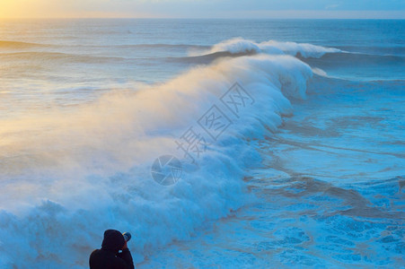 摄影师拍日落时的海洋图片