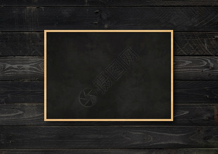 黑色木头背景上孤立的传统黑板空白水平模拟版黑色背景上孤立的传统黑板图片