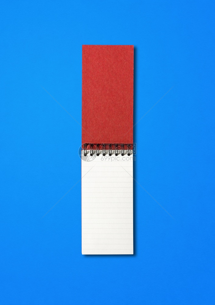 空白开螺旋笔记本模型在蓝色上隔离空白开螺旋笔记本在蓝色上隔离图片