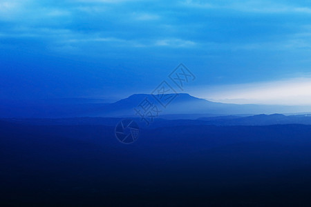 佩查邦美丽迷人的日落景色天空宽阔高山风景在phukradeng公园背景