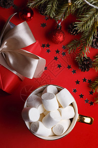 咖啡和棉花糖礼物和圣诞节装饰图片
