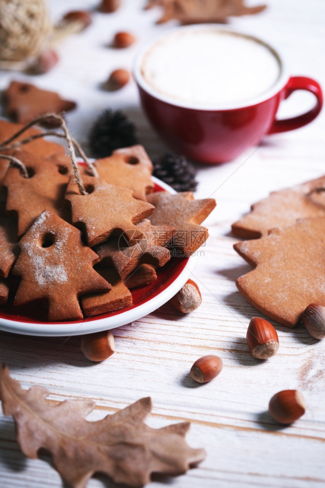咖啡姜饼和圣诞节装饰图片