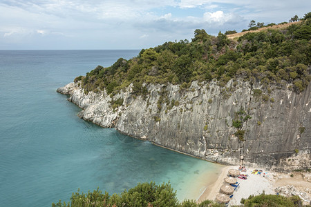 海岸岩石之间的小沙滩彩色股票照片希贾海滩裂痕zakhyntos岛图片