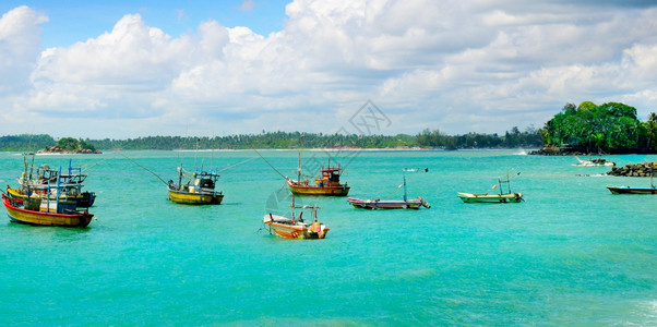 海洋中传统的木制渔船asi宽幅照片高清图片