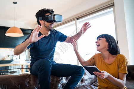 年轻夫妇在一起玩乐家时用vr眼镜玩电子游戏新的正常生活方式概念图片