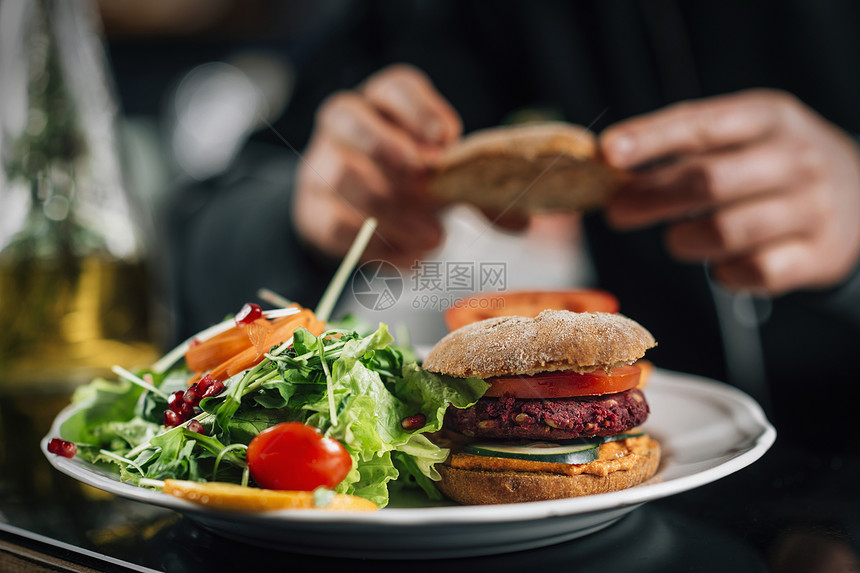 厨师在餐厅房做素食汉堡图片