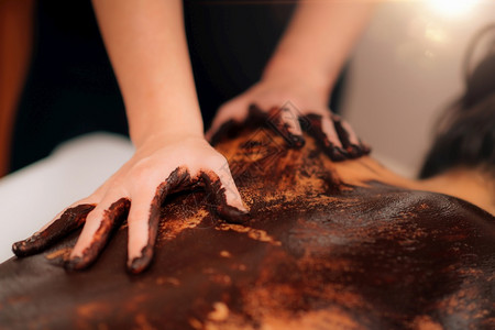 巧克力按摩治疗在美容院做背部巧克力按摩的女人图片