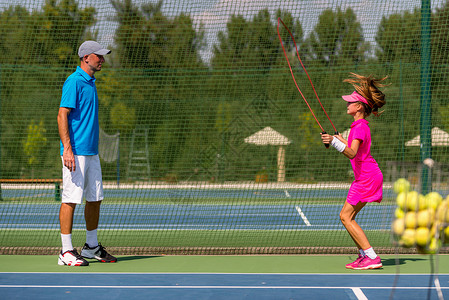 网球女孩跳绳图片