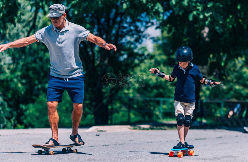 爷和孙子一起滑板图片