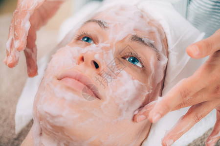 年轻女面对平息蛋白质罩美容治疗面部慕斯罩平息脸部美容治疗图片