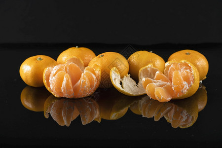 黑底的成熟橘子有反射黑底的橘子有反射图片