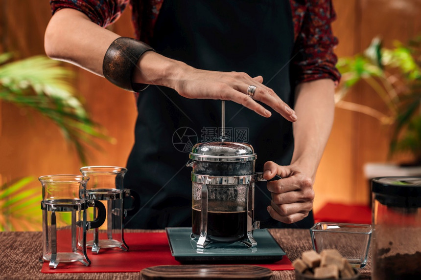 关闭女咖啡师亲手制作法国媒体咖啡的图片图片