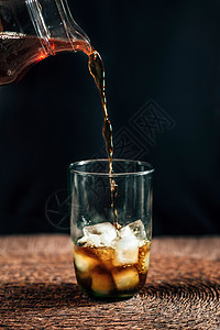 一支装冰的杯子倒在杯子里的冰雪咖啡装着冰块背景