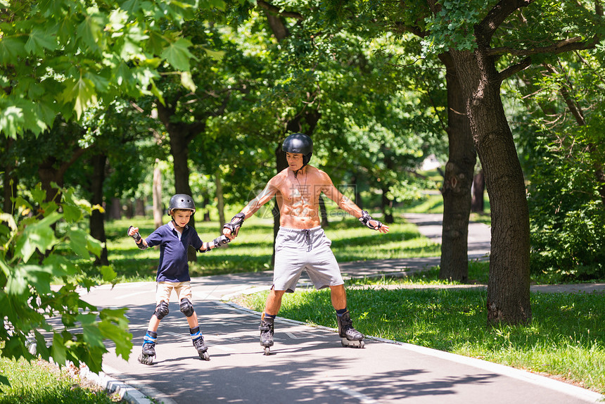 小男孩和爷在公园滑溜冰图片