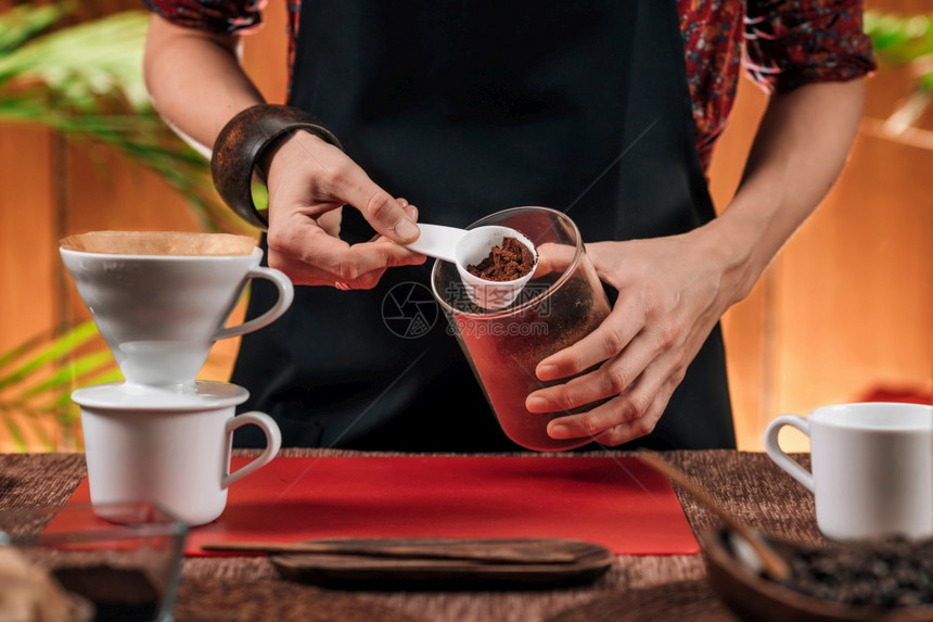 咖啡过滤器女亲手制作滴咖啡图片
