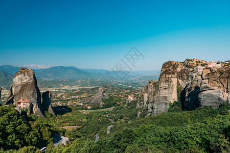 4座寺庙后面有喀兰巴卡山谷高清图片