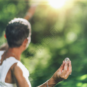 治愈开业医生为她的晶体注入活力从自然和阳光中收集纯能量用给晶体注入图片