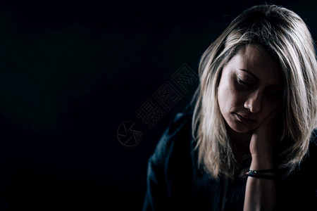 抑郁妇女阴暗的黑肖像抑郁症概念妇女阴暗肖像图片