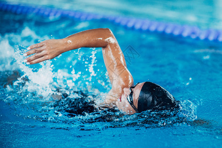 专业游泳员比赛室内池高清图片