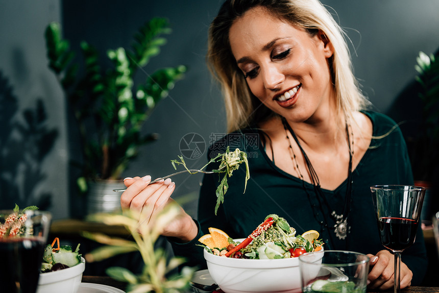 开素食餐厅心的女朋友在餐厅享受新鲜沙拉玩得开心图片