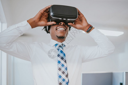 利用现代办公室虚拟实头盔商业和技术概念的专业商人图片