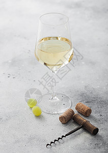 白自制葡萄酒装有软木和葡萄放在轻石底图片