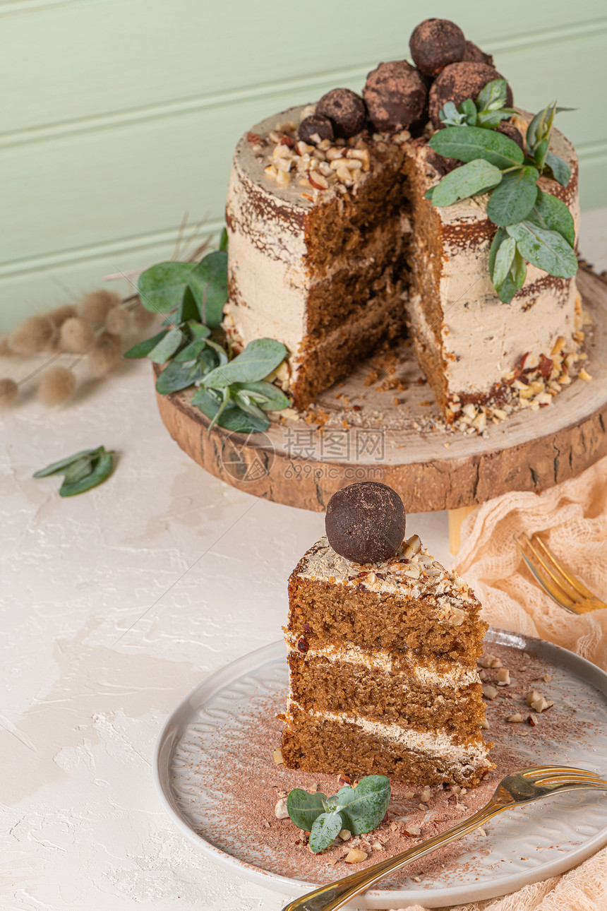 一块美味的巧克力和栗子蛋糕在餐桌上生锈的木制厨房柜台图片