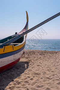 舷外在parmosepinhortugal海滩上典型的葡萄牙老渔船背景