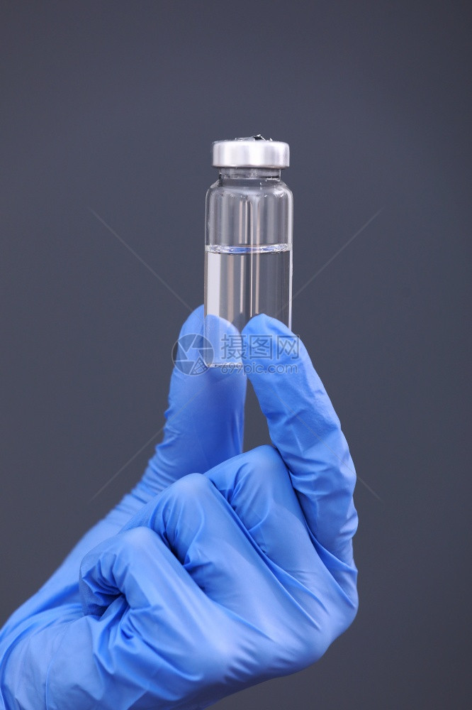 在灰色背景医生手中的玻璃瓶研制和一种可冠疫苗防治冠疫苗概念在灰色背景医生手中的玻璃瓶研制和创建一种可冠疫苗研制和创建一种可冠疫苗图片