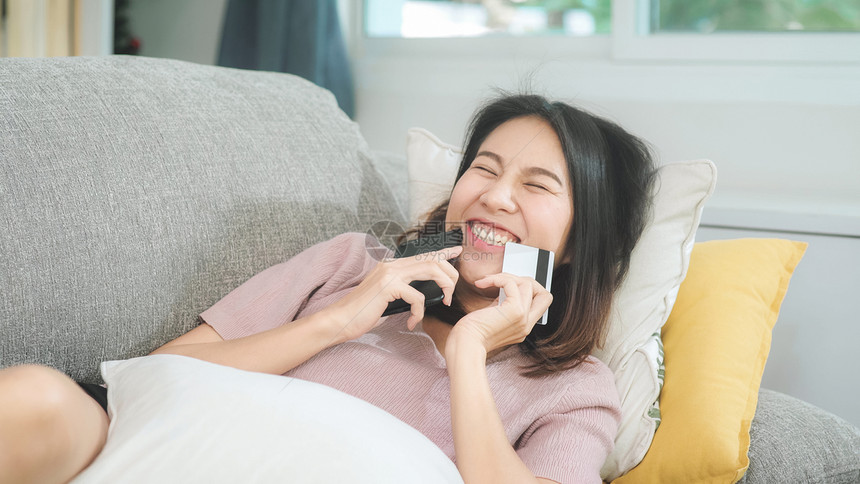 女子在家开怀大笑图片