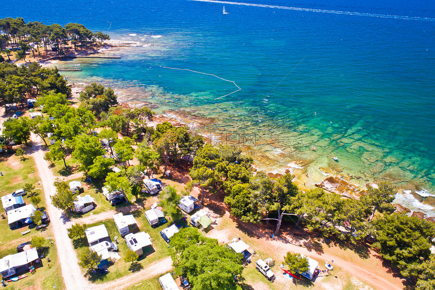 海边露营在Croati岛地区Svurdija的海边空中观察结晶清晰的石头海滩图片