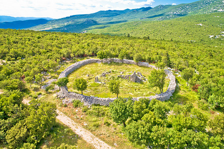 维诺多尔斯基在Croati的Nvndlski地区在Lednic村空中观察环形历史里程碑背景