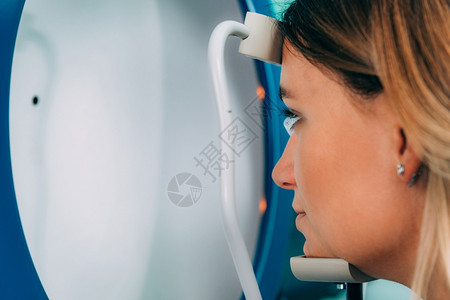 眼科医生检查病人的扫描超声波生物测量图片