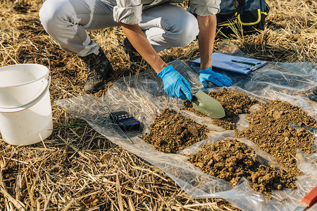 进行土壤抽样的女农学家环境保护有机土壤认证研究结束高清图片