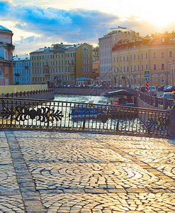 日落时老城内圣彼得堡人行道的景象图片