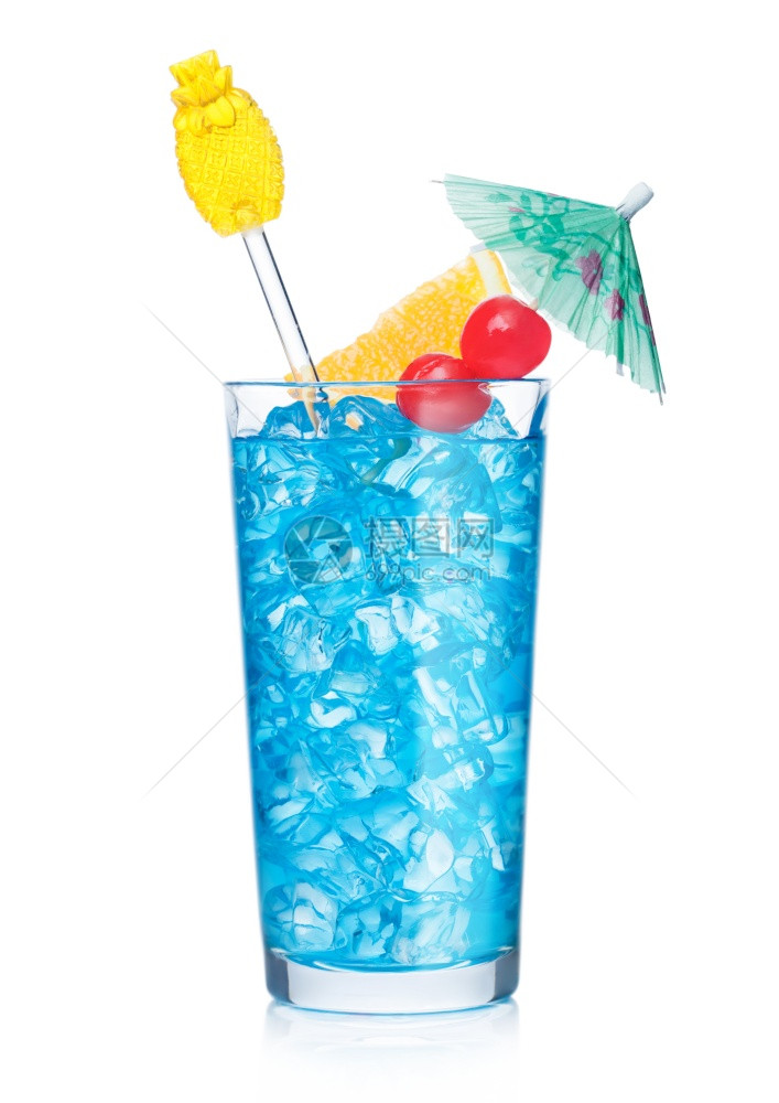 蓝环礁鸡尾酒高球玻璃配有搅拌机和橙色切片配有甜樱桃和白色背景的雨伞伏特加和蓝curao液化混合图片