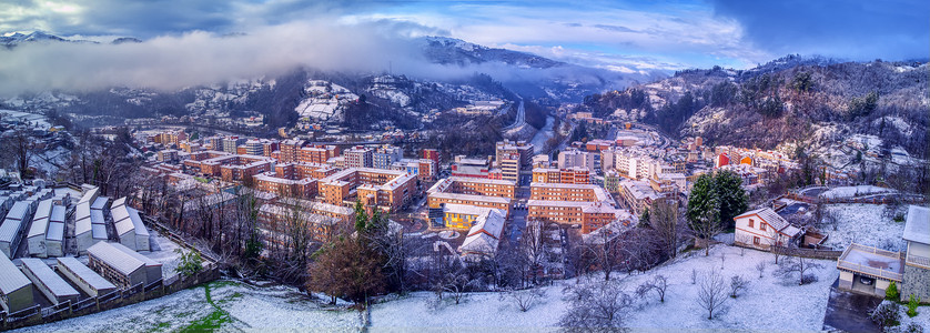 澳洲雪瀑下伯利米亚的阿斯图里镇的空中风景高清图片