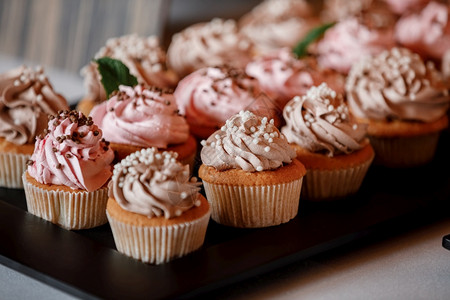 纸杯蛋糕夹奶油的草莓冰淇淋纸杯蛋糕夹奶油的草莓冰淇淋图片