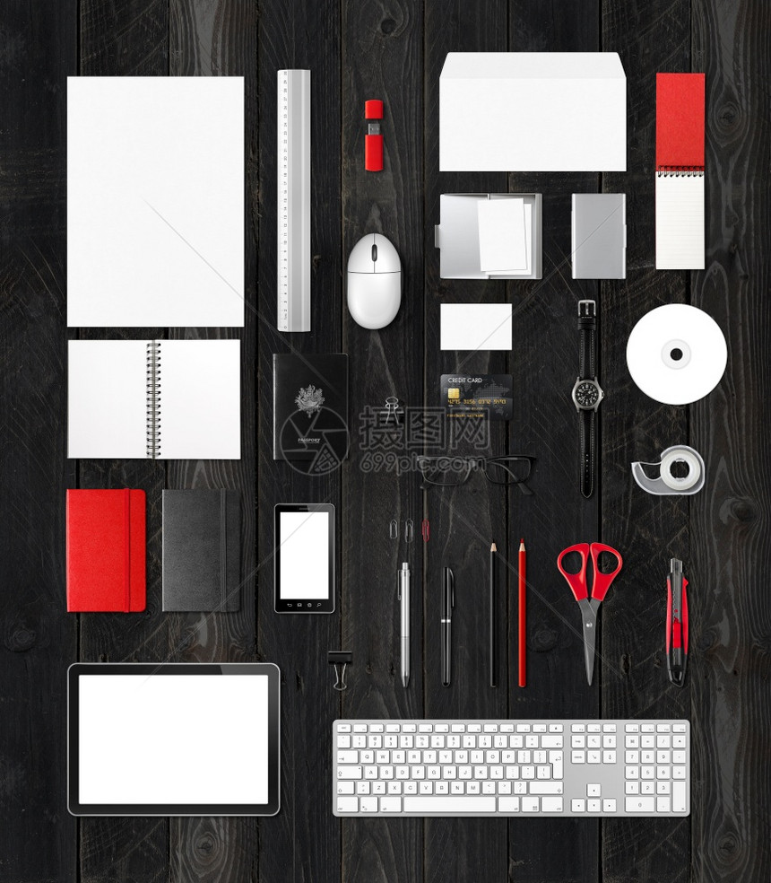 办公室用品模拟板在黑色木本上隔离办公室用品模拟板白色背景图片