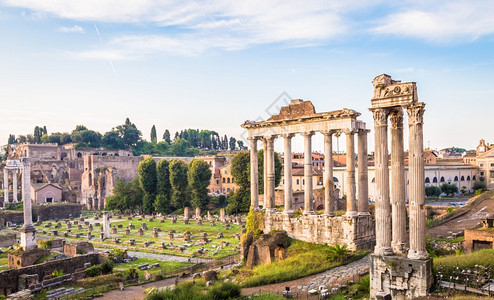 锡尔尼基罗马意大利锡尔卡星20年日光照亮蓝色天空在罗马古代建筑上背景
