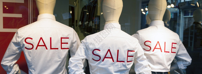 穿牛仔裤的男时装洋娃和以红字母印刷在白衬衫上的销售图片