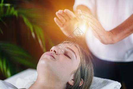 放松的年轻女闭着眼睛躺在温泉中心接受复健治疗能量愈合概念图片