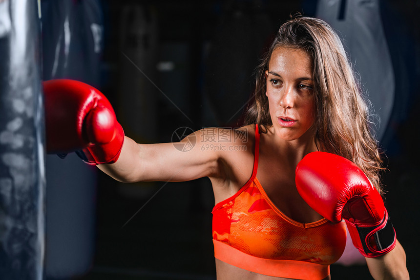妇女拳击训练图片