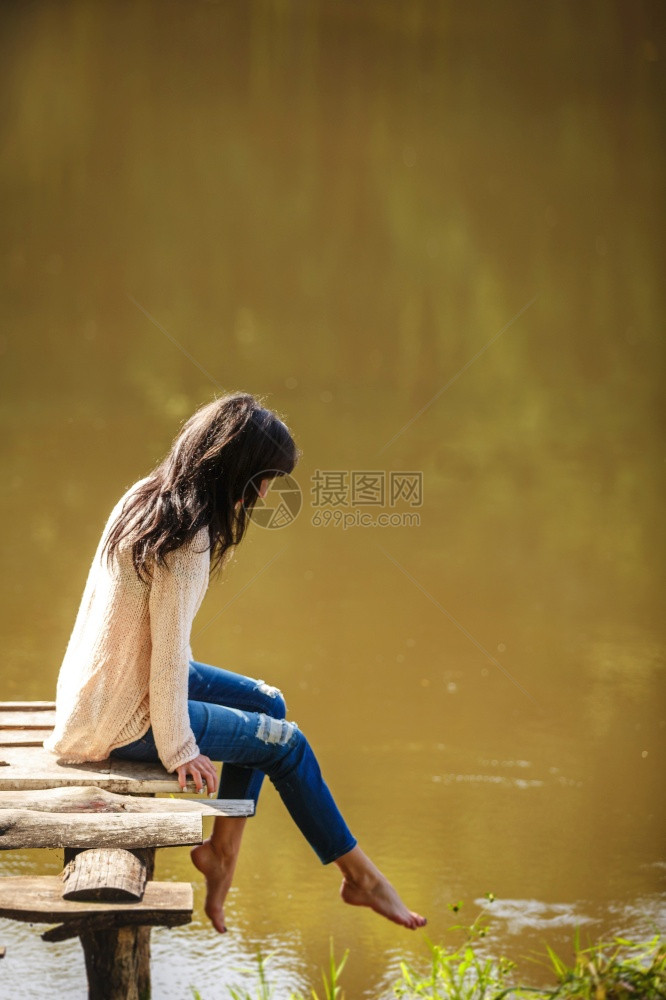 坐在老桥上的年轻女子赤脚夏天绿色森林湖边和晚上的空气带来放松冥想享受自然和梦想的声音坐在老桥上赤脚的年轻女子夏天带来放松享受自然图片