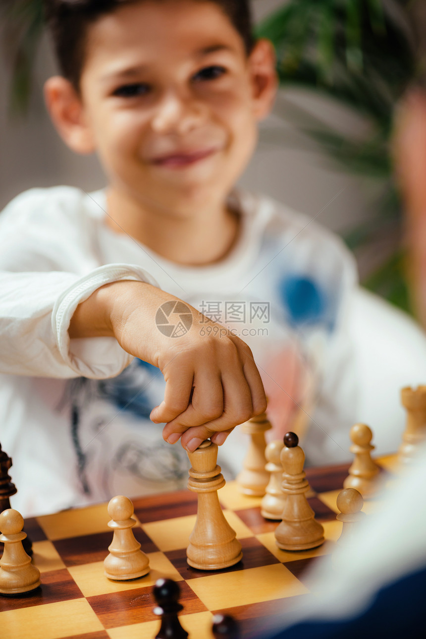 小朋友在下棋玩得开心图片